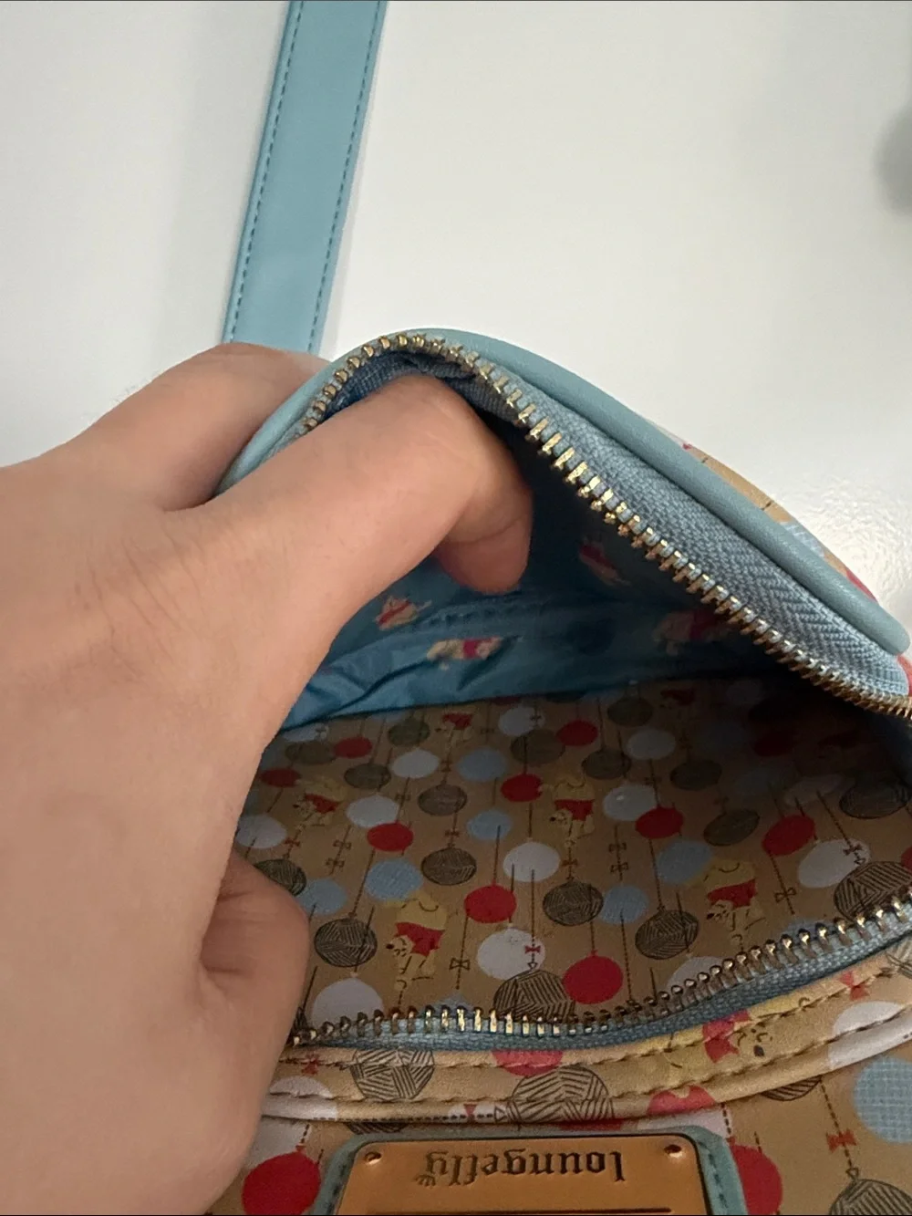 Loungefly Disney‎ Beige Winnie the Pooh Balloon Crossbody Bag with Blue Trim